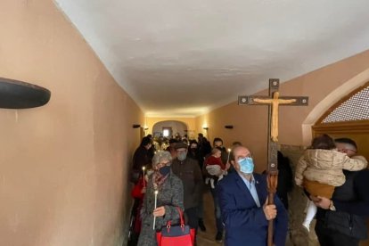 Procesión por los claustros y galerías del histórico Santuario albojense.