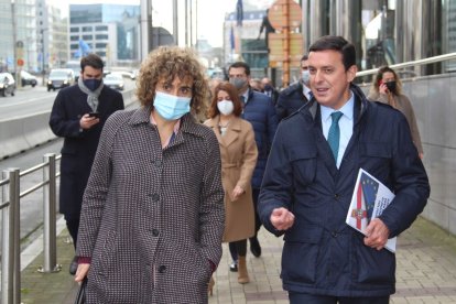 Javier A. García, junto a Dolors Montserrat, en Bruselas.