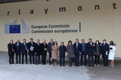 Foto de familia de alcaldes y presidentes de las diputaciones.