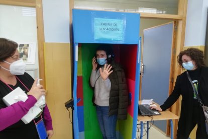 Alumna en la \'Cabina de las sensaciones\'.
