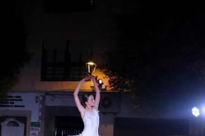 Claudia Ruiz, majestuosa en su actuación con el pasaje de la muerte del cisne.