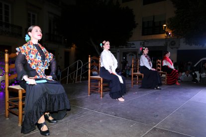 Araceli López, Sara Manzano, María del Mar Romera y Lucía Sánchez inciaron su baile por alegrías sentadas.