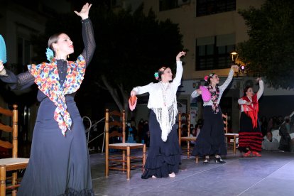 El baile flamenco llenó de arte español el escenario del casco histórico.