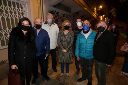 María del Mar García Lorca, concejala de Seguridad y Movilidad del Ayuntamiento de Almería, junto a miembros de la junta directiva de la asociación de vecinos.