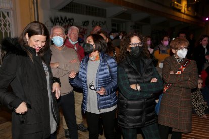 No importó tener que estar de pie para ver las actuaciones de las chicas.