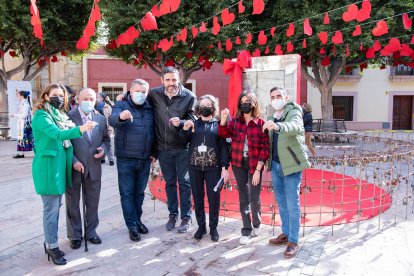 Foto de familia con el rojo como protagonista.