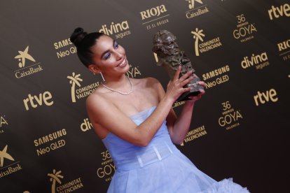 María José Llergo posa con el Goya a mejor canción.