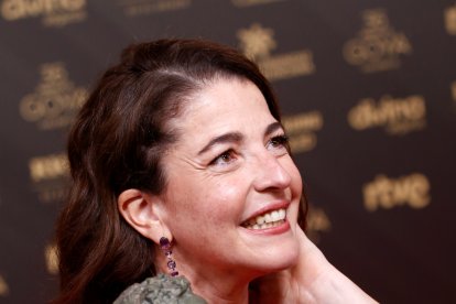 Nora Navas posa con el Goya a mejor actriz de reparto.