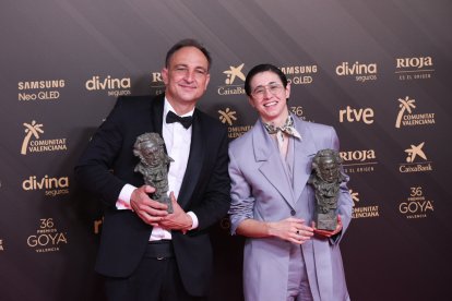 Pau Costa y Laura Pedro posan con su Goya a los mejores efectos especiales.