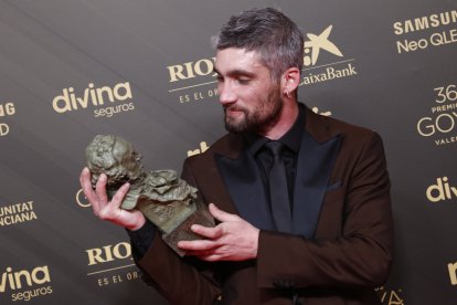 Chechu Salgado posa con el Goya a mejor actor revelación.