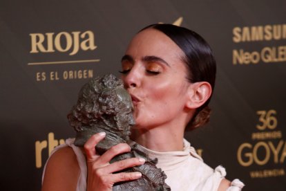 Verónica Echegui posa con el Goya a mejor corto.