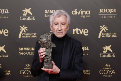 José Sacristán posa con su Goya de honor.