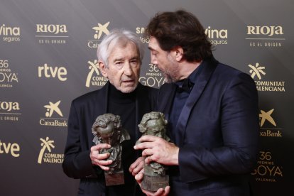 José Sacristán y Javier Bardem posan con sus premios Goya.