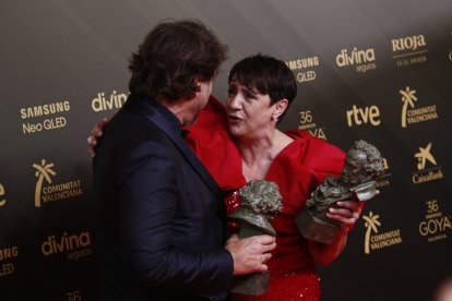 Blanca Portillo y Javier Bardem posan con sus premios Goya.
