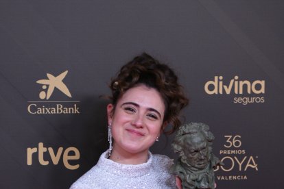 María Cerezuela posa con el Goya a mejor actriz revelación.