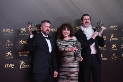 Benjamin Perez, Sarai Rodriguez and Nacho Diaz posan con su Goya al mejor maquillaje.