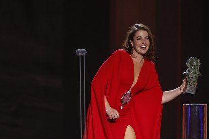 La actriz Nora Navas recoge su Goya.