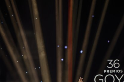 La cantante Luz Casal durante su actuación en la 36ª gala de los Premios Goya.