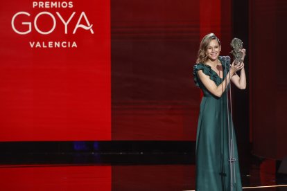 La directora Clara Roquet recibe su Goya a la mejor dirección novel.