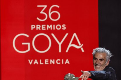 Kiko de la Rica recibe su Goya por mejor dirección de Fotografía.