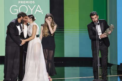 Arturo Valls y Verónica Echegui recogen su Goya al mejor cortometraje de ficción.