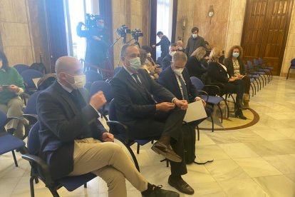 A la derecha, el senador Antonio Martínez y el delegado de Turismo, Vicente García Egea.