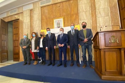 Foto de familia tras la presentación de los proyectos turísticos.