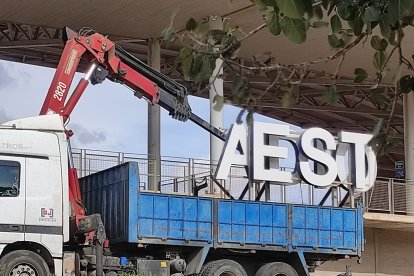 Los trabajos de desmontaje del letrero original.