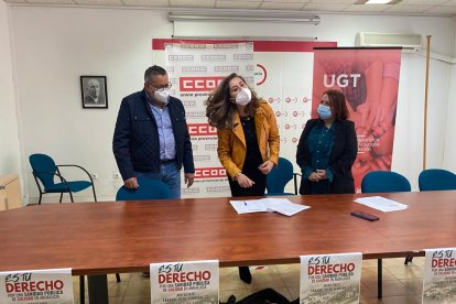 Carmen Aguilar, del PSOE, en el centro de la foto.