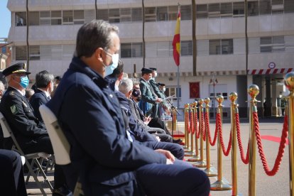 Autoridades siguen el discurso del general