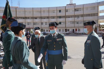 El coronel saluda a sus agentes en compañía del subdelegado Manuel de la Fuente