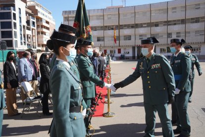 El teniente general saluda a los agentes