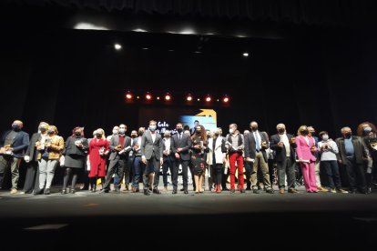 Foto de familia de la primera tanda de premiados en la gala Sabores Almería.
