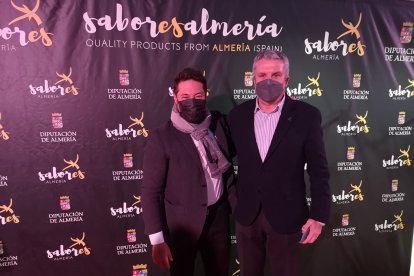 Felipe López, de LUA, con Juan de la Cruz Belmonte, delegado de Salud.