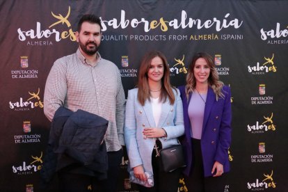 Autoridades posando en el photocall de Sabores Almería antes de la gala
