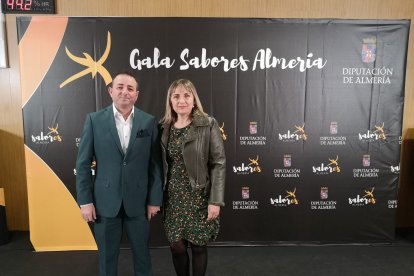 Luis Segura, de la Asociación de Empresarios del Jamón y Embutidos de Serón, con su esposa.