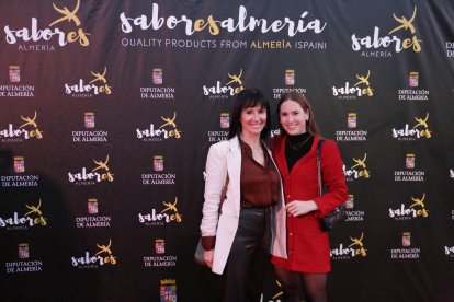 Madre e hija posan para las cámaras de La Voz de Almería en la gala de Sabores Almería