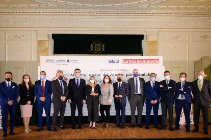 Foto de familia tras la celebración del desayuno-coloquio con Marifrán Carazo, consejera de Fomento, Infraestructuras y Ordenación del Territorio de la Junta de Andalucía.
