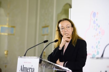Antonia S. Villanueva escucha a la consejera de Fomento.