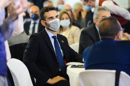 Ramón Fernández-Pacheco atiende a Marifrán Carazo.