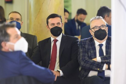 Javier A. García, presidente de la Diputación de Almería, y Pedro M. de la Cruz, director de LA VOZ.