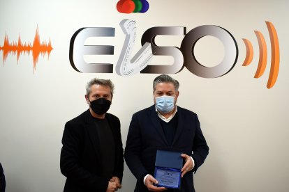 Diego Cruz, concejal de Cultura y Educación del Ayuntamiento de Almería, recibió una placa de manos de Luis Serrano, director de EISO, tras su visita al centro.