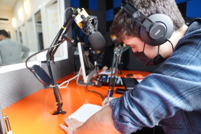 Un alumno trabaja en la preparación de un programa de radio.
