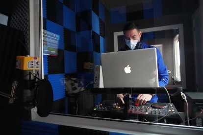 Los estudios cuentan con una cabina para DJ.