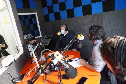 Estudiantes de EISO charlan con Diego Cruz, concejal de Cultura y Educación, en los estudios de radio.