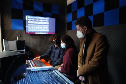 José Vélez, del director del área de Cultura del Ayuntamiento de Almería, atento a una clase.