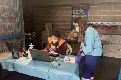 Sanitarios introduciendo los datos de un vacunado.