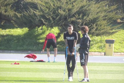 Chumi hablando con el prerador de porteros.