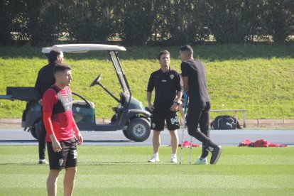 El central gallego charla con el entrenador.