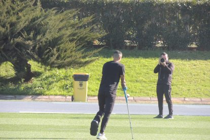Chumi se marcha a la zona de vestuarios.